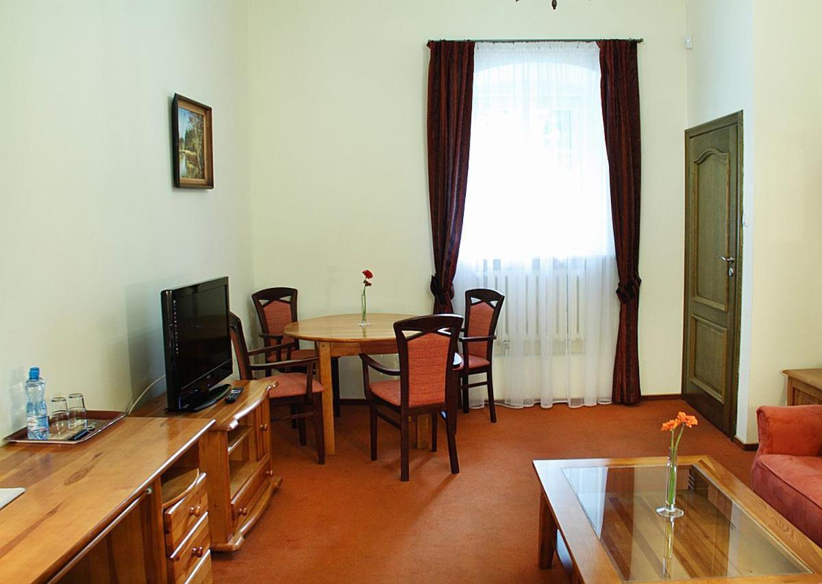 Hotel Przy Oslej Bramie - Zamek Ksiaz Валбжих Экстерьер фото