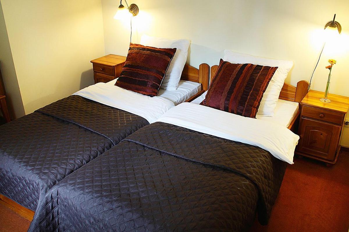 Hotel Przy Oslej Bramie - Zamek Ksiaz Валбжих Экстерьер фото