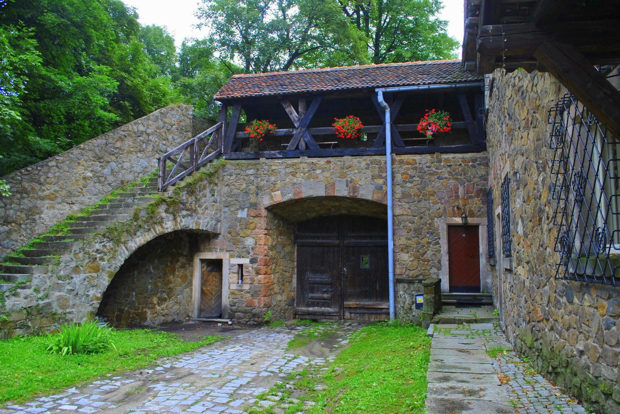 Hotel Przy Oslej Bramie - Zamek Ksiaz Валбжих Экстерьер фото